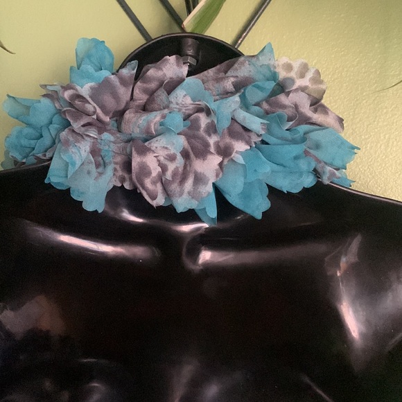 Ruffled scarf - Picture 4 of 6